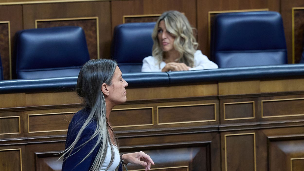 La portavoz de Junts en el Congreso, Miriam Nogueras, y la vicepresidenta segunda y ministra de Trabajo, Yolanda Díaz, en el Hemiciclo. EP.