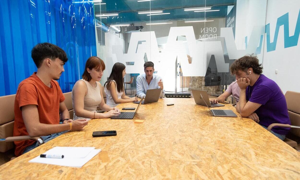 Emprendedores trabajando en el espacio de innovación El Ángulo, en Ceuta, dentro de la red de Telefónica Open Future