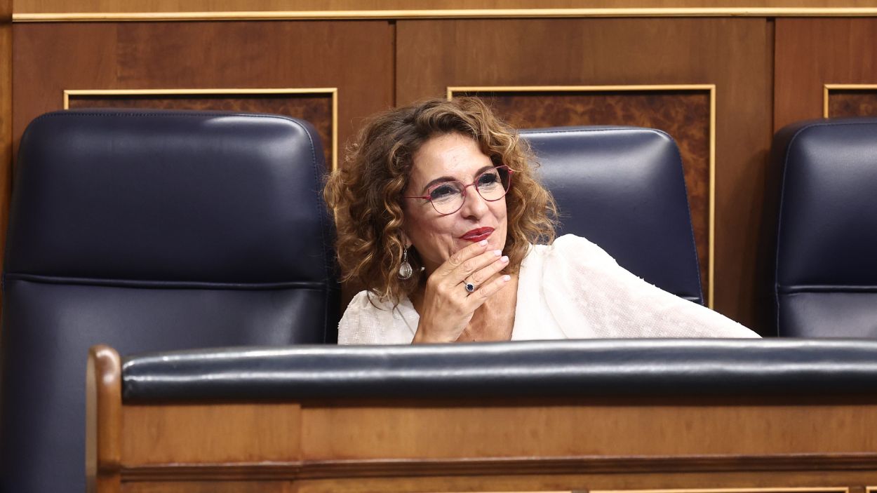 La vicepresidenta primera y el ministro de Hacienda, María Jesús Montero, durante la sesión de control al Gobierno. EP. 