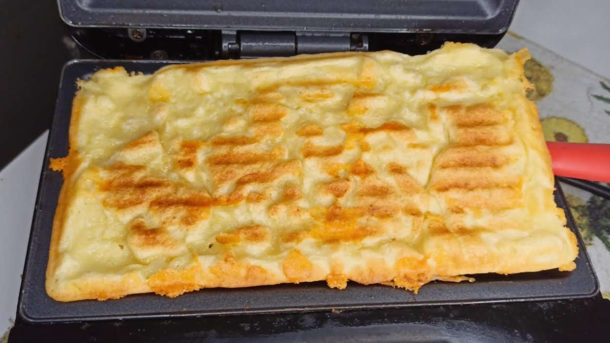 Así puedes preparar un pastel en la sandwichera con solo tres ingredientes. YouTube