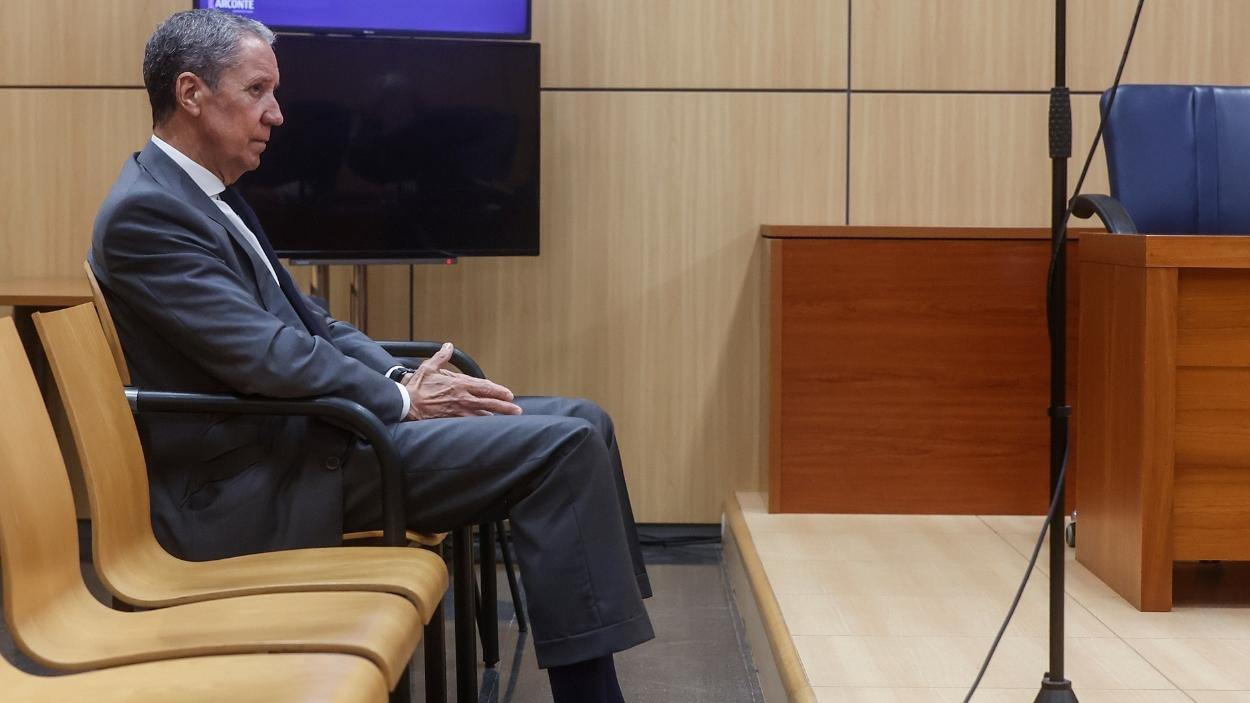 El expresidente de la Generalitat valenciana y exministro, Eduardo Zaplana, en el banquillo durante una vista por el jucio Erial. EP/Archivo.