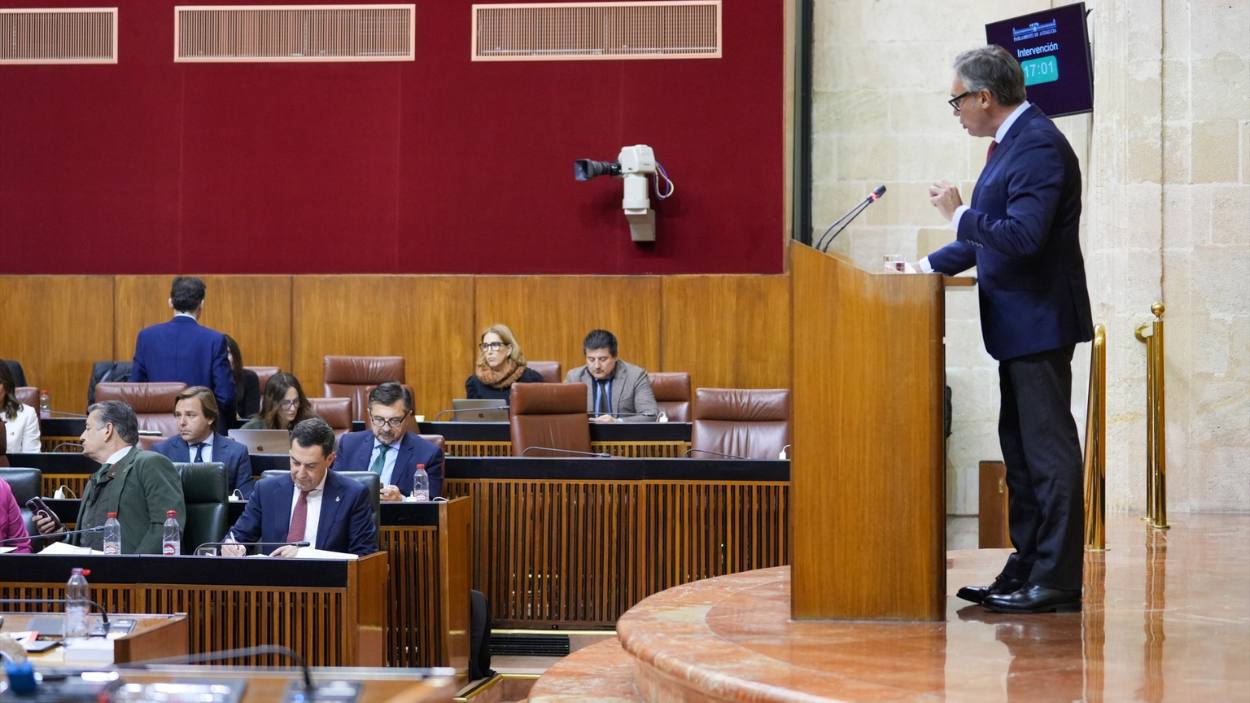 Gavira (Vox) se dirige a Moreno (PP) en el Parlamento. EP.