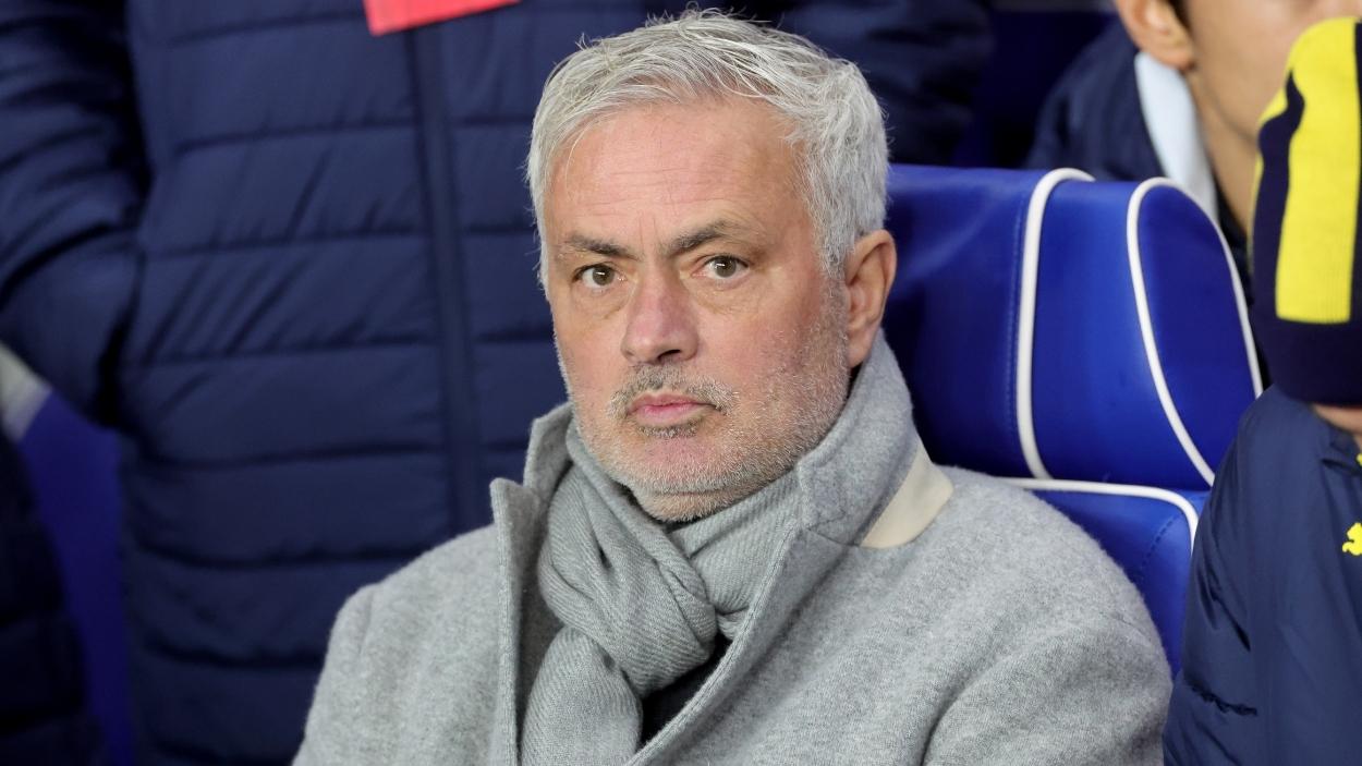 El técnico, José Mourinho, en el banquillo durante un encuentro. EP