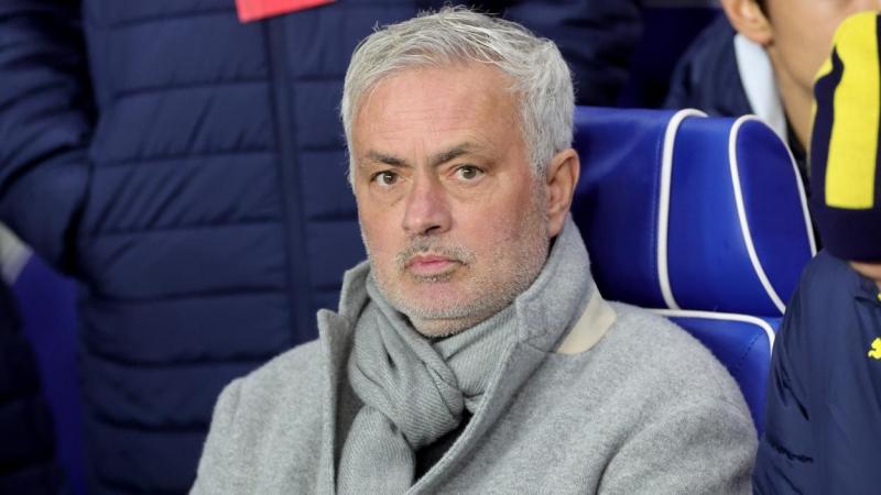 El técnico, José Mourinho, en el banquillo durante un encuentro. EP