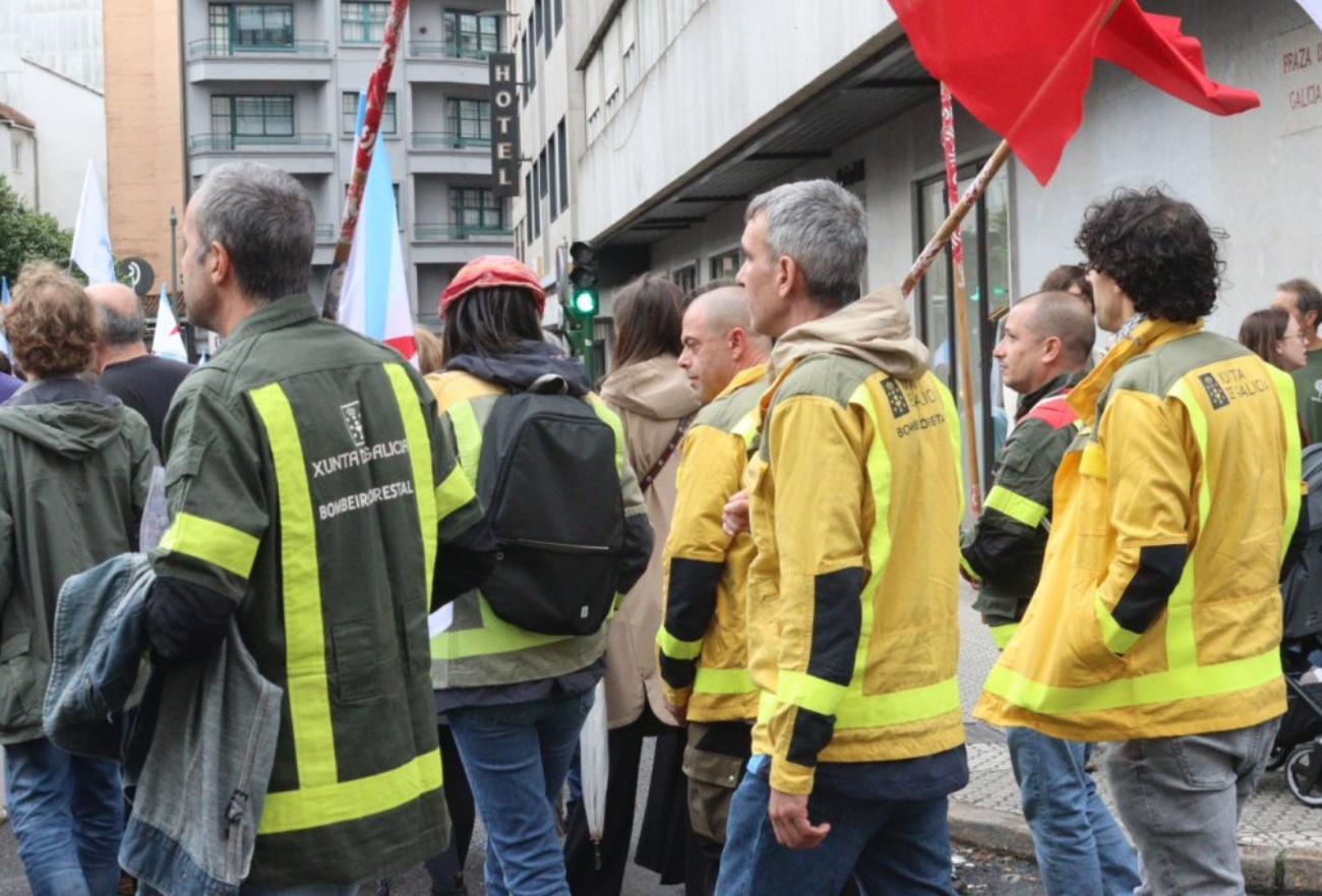 Protesta de los bomberos del Servicio de Prevención de Incendios Forestales de Galicia en Santiago de Compostela. (Foto: CIGA)