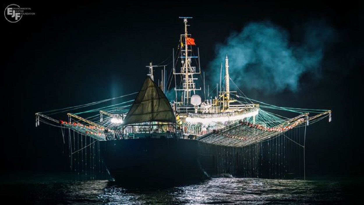 Poteros fuera de la ZEE argentina en el área de la milla 201 | Foto de Environmental Justice Foundation