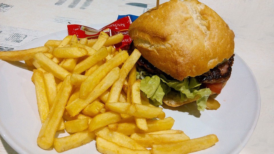 La publicidad incrementa el consumo de comida basura en los niños