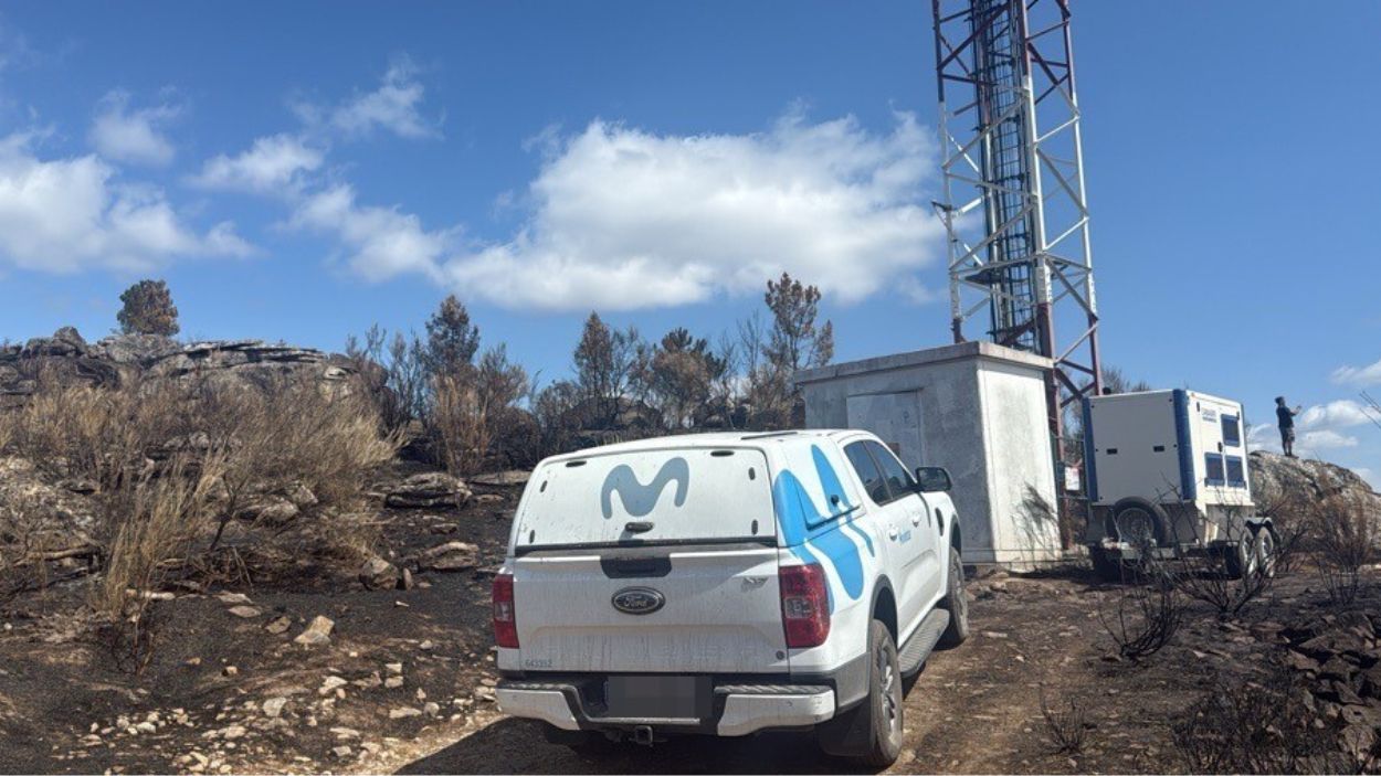 Un vehículo 4x4 de Telefónica en una estación de una de las zonas afectadas por los incendios.