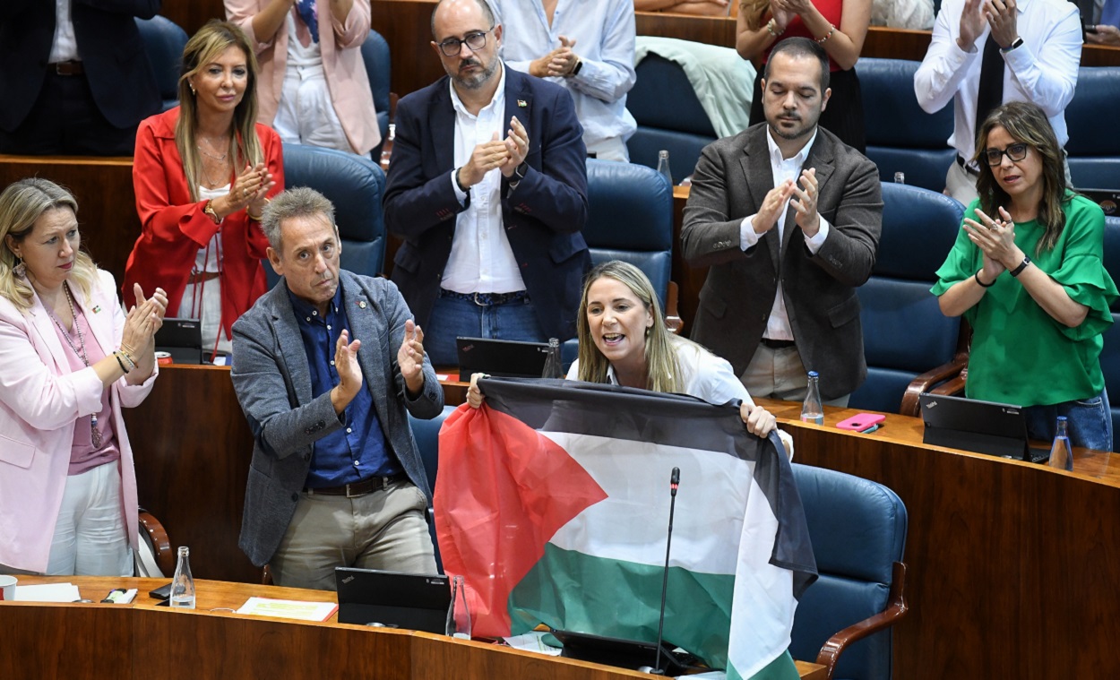 Mar Espinar (PSOE M) exhibe la bandera de Palestina en la Asamblea