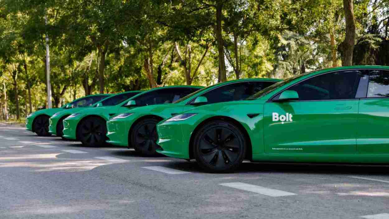 Imagen de varios vehículos Bolt en una ciudad española. EP.