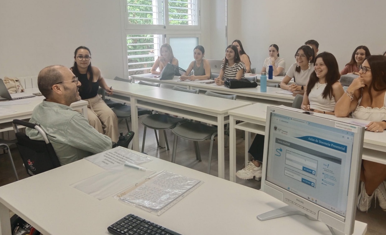 Daniel Martín-Arroyo dando clase en la Universidad de Granada 