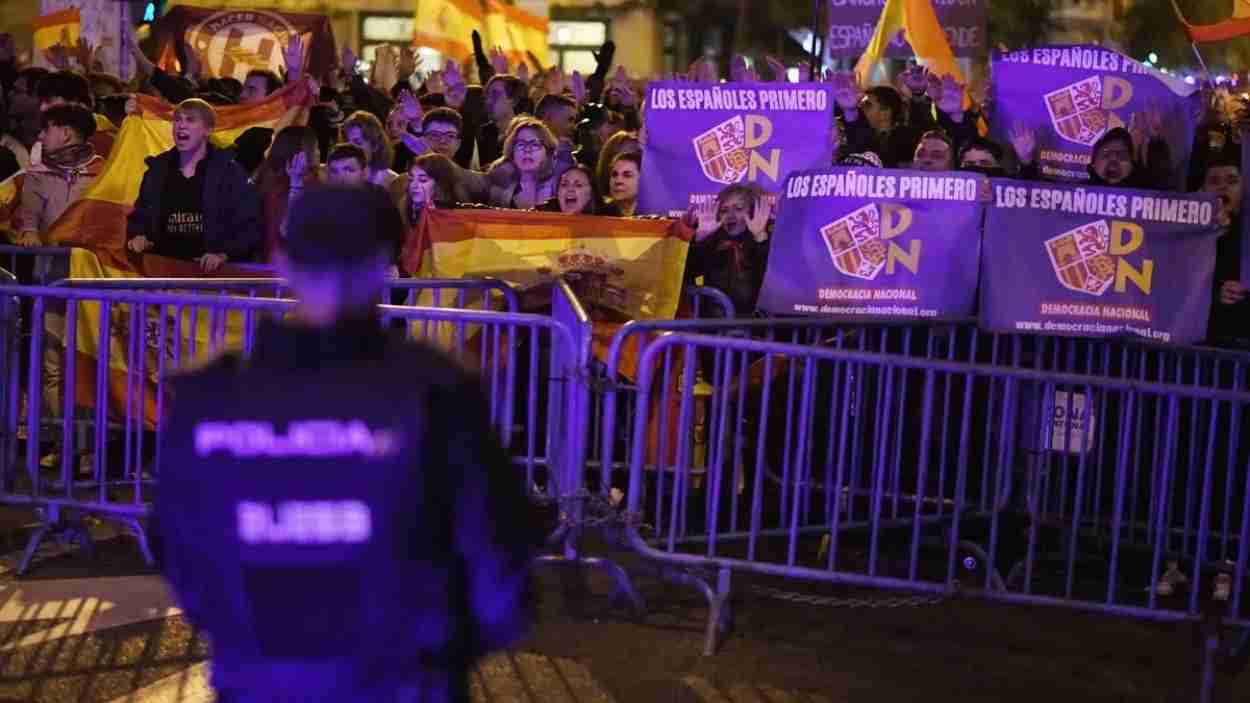 Varios fascistas de Democracia Nacional se manifiestan frente a la sede del PSOE en noviembre del 2023 en Madrid. EP.
