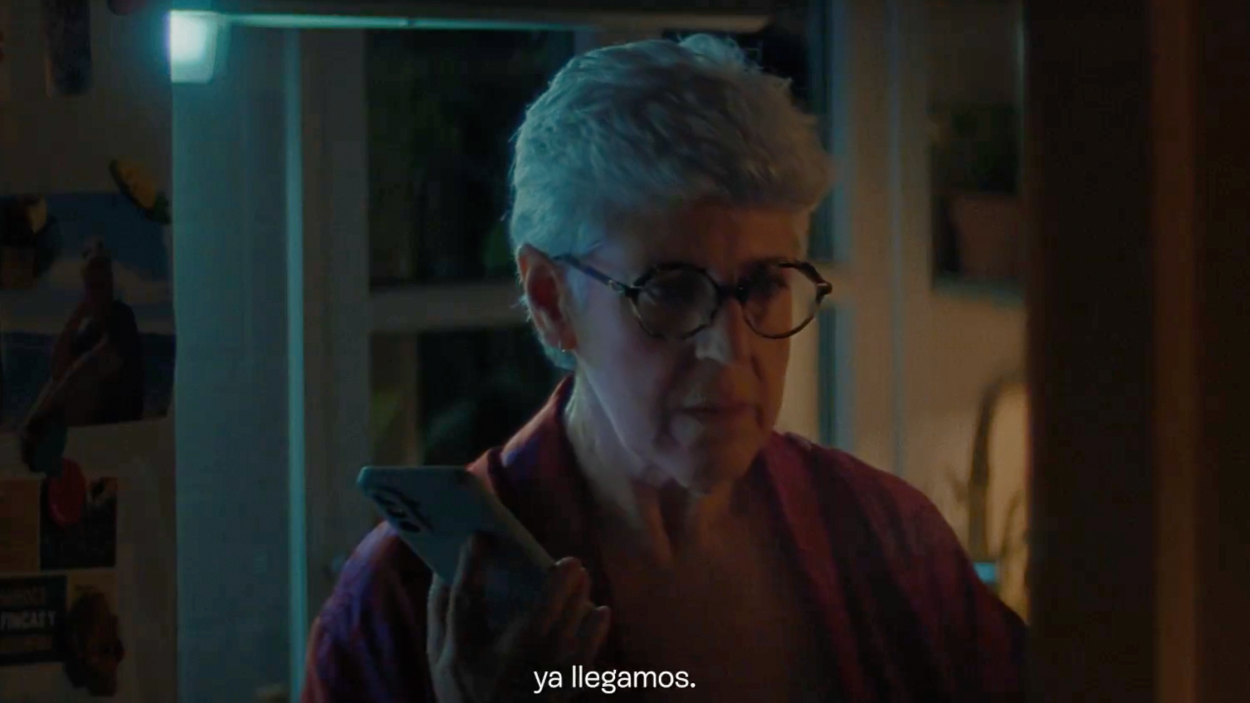 Maruxa, protagonista del nuevo anuncio de Movistar Plus+, escuchando una nota de voz en su móvil