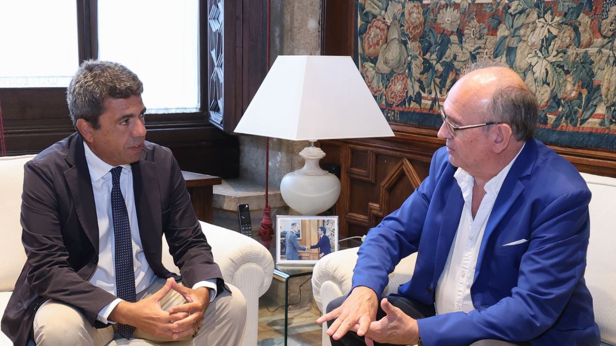 El presidente de la Generalitat Valenciana, Carlos Mazón, con el presidente de SOS Desaparecidos, Joaquín Amills. EP.