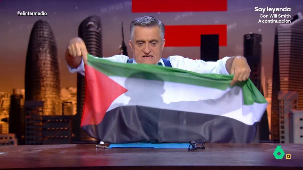 Wyoming sacando una bandera palestina para contestar a la prohibición de Ayuso en 'El intermedio' (ATRESMEDIA)