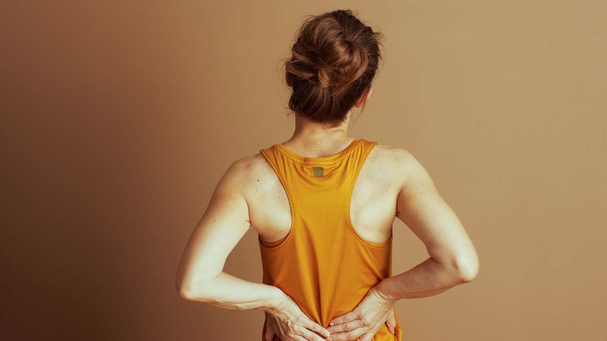 El ejercicio que puedes hacer en casa para aliviar la rigidez lumbar en minutos