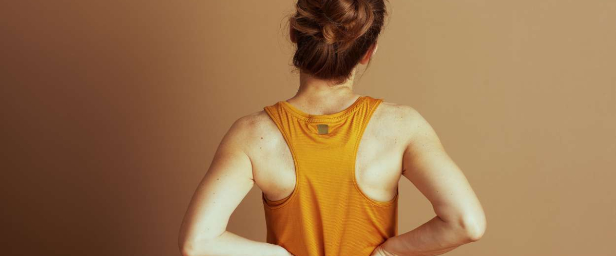 El ejercicio que puedes hacer en casa para aliviar la rigidez lumbar en minutos