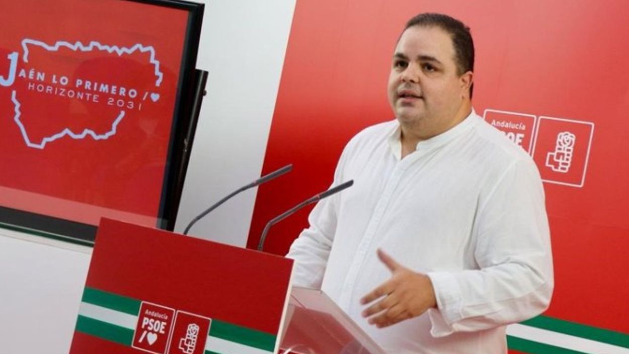 El parlamentario andaluz del PSOE por Jaén, Víctor Torres, en rueda de prensa
