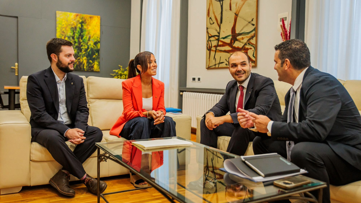 Encuentro entre el conseller de la Presidencia, Albert Dalmau, y la alcaldesa de Sabadell, Marta Farrés