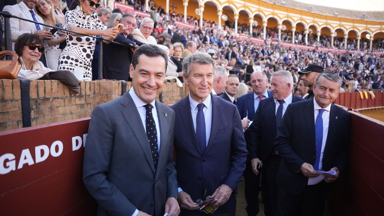 Moreno Bonilla, Núñez Feijóo y Antonio Sanz en los toros. EP