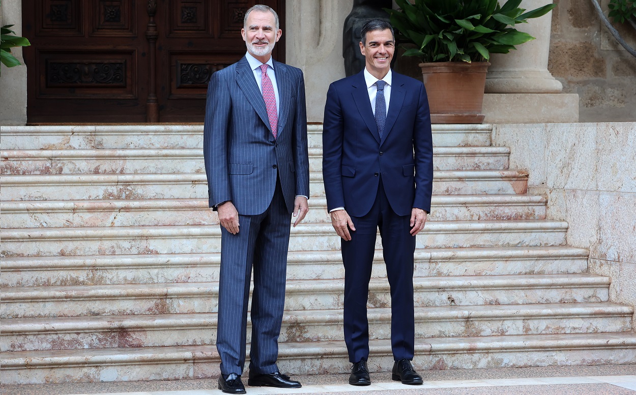 El Rey Felipe VI (i) durante un despacho con el presidente del Gobierno, Pedro Sánchez (d). EP