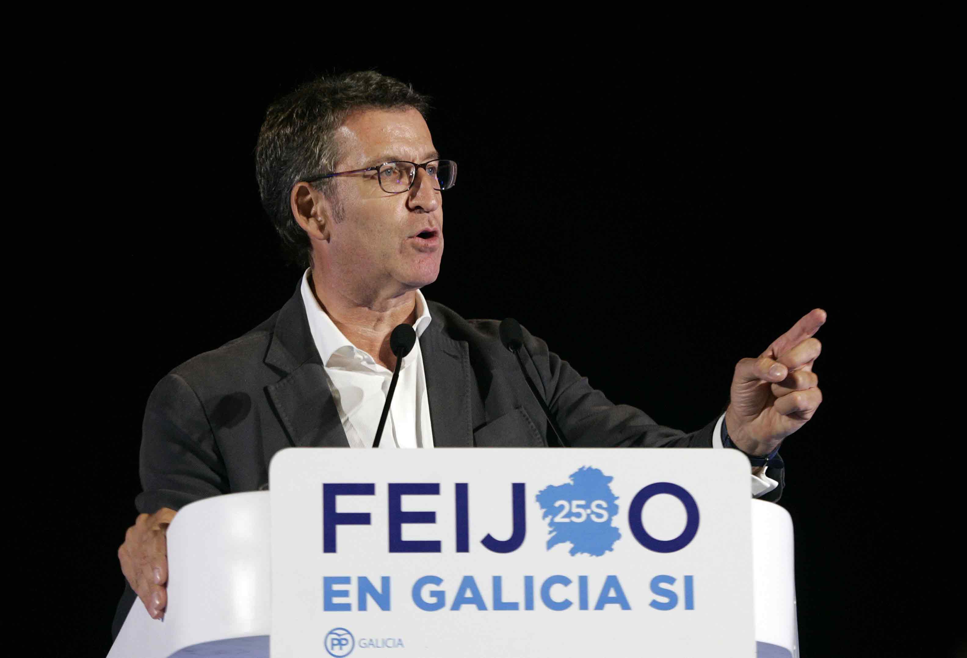 El candidato del PPdeG a la presidencia de la Xunta, Alberto Núñez Feijóo, durante su intervención en un mitin del partido celebrado hoy en A Coruña. EFE