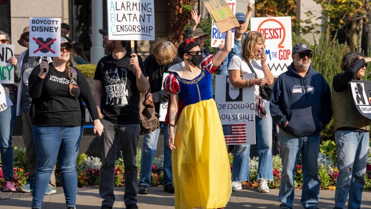 La gente protesta afuera de KOMO TV en Seattle contra la cancelación de Jimmy Kimmel Live!. EP.