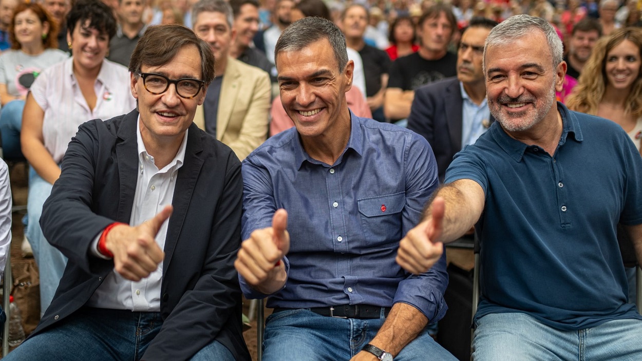 El presidente de la Generalitat, Salvador Illa (i), el presidente del Gobierno, Pedro Sánchez (c), y el alcalde de Barcelona, Jaume Collboni (d). EP