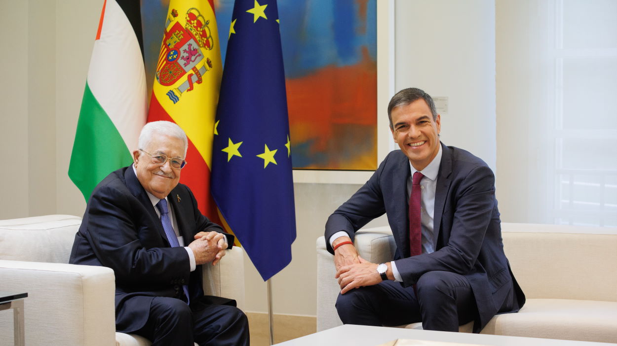 El presidente del Gobierno, Pedro Sánchez , con el presidente del Estado de Palestina, Mahmud AbáS. EP.