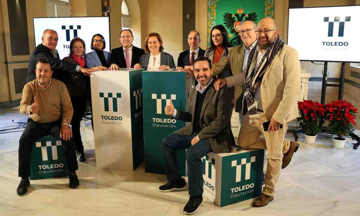 El equipo de Gobierno de la Diputación de Toledo presumiendo de nuevo logo. EP.