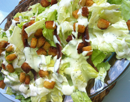 Ensalada César con pollo y hamburguesa con aros de cebolla