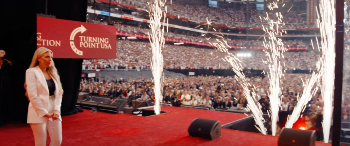 Comparan a la viuda de Charlie Kirk con una estrella de la lucha libre americana: "Llegando al funeral de tu marido como Cody Rhodes"