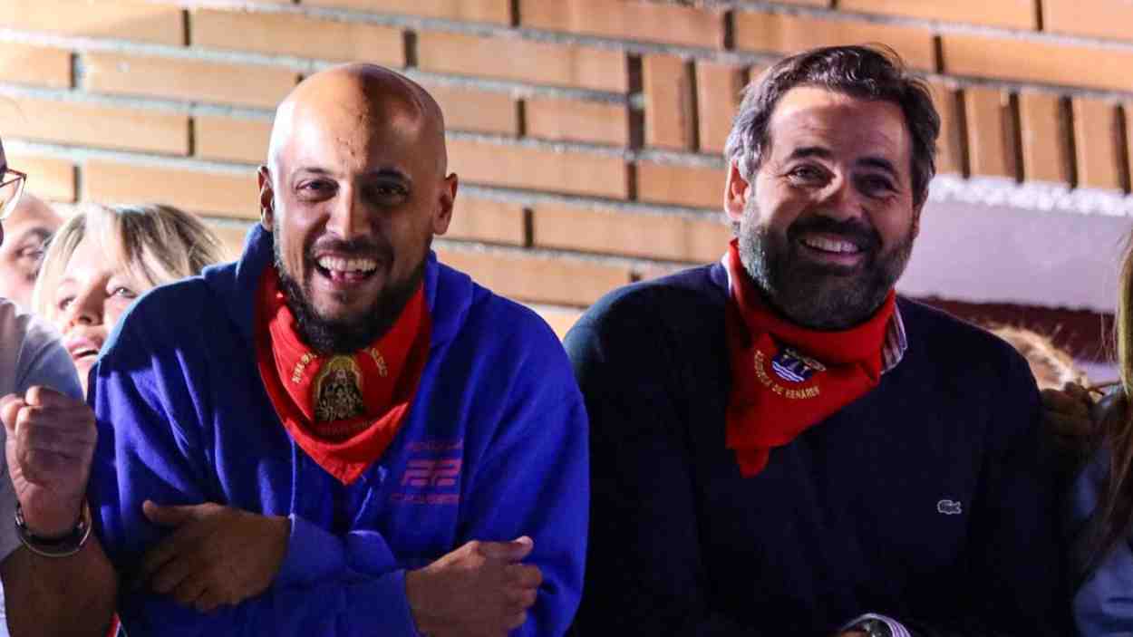 Paco Núñez, líder del PP de Castilla-La Mancha, junto al portavoz que alentó insultos contra Pedro Sánchez en el inicio de las fiestas de Azuqueca. PP C-LM.