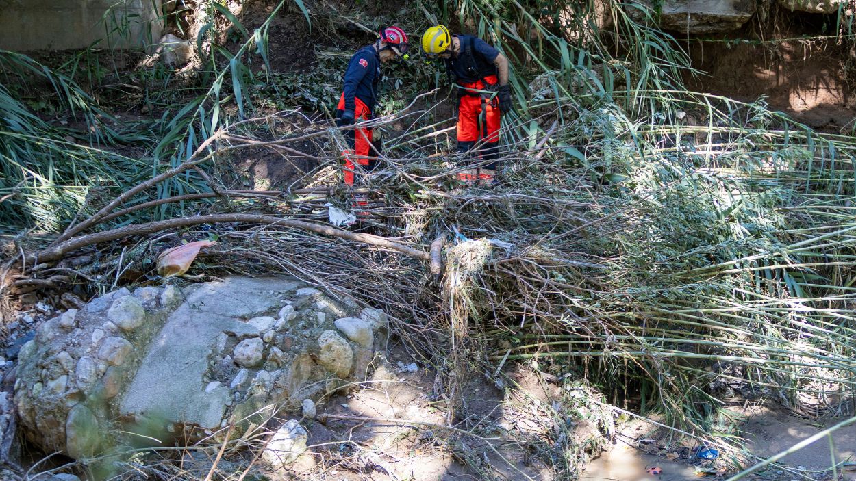 Bomberos de la Generalitat de Cataluña durante la búsqueda de un segundo cadáver