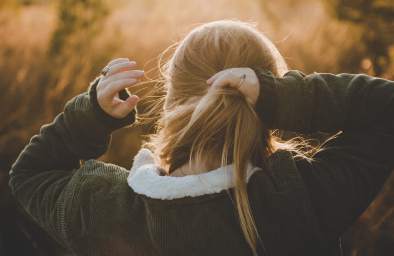 Aunque en otoño es normal que se caiga más el pelo, la alimentación puede contribuir a frenar la pérdida