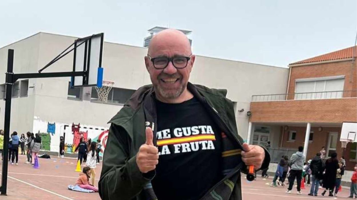 Juan Carlos Morán Rey, director del colegio público CEIP Antonio Mingote de Alcalá de Henares, con una camiseta de "me gusta la fruta". Imagen cedida.