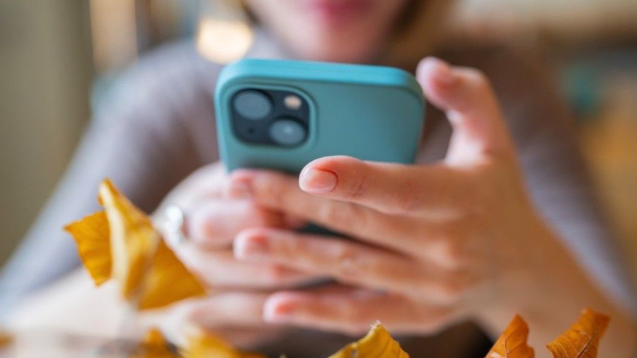Una persona mirando su teléfono móvil