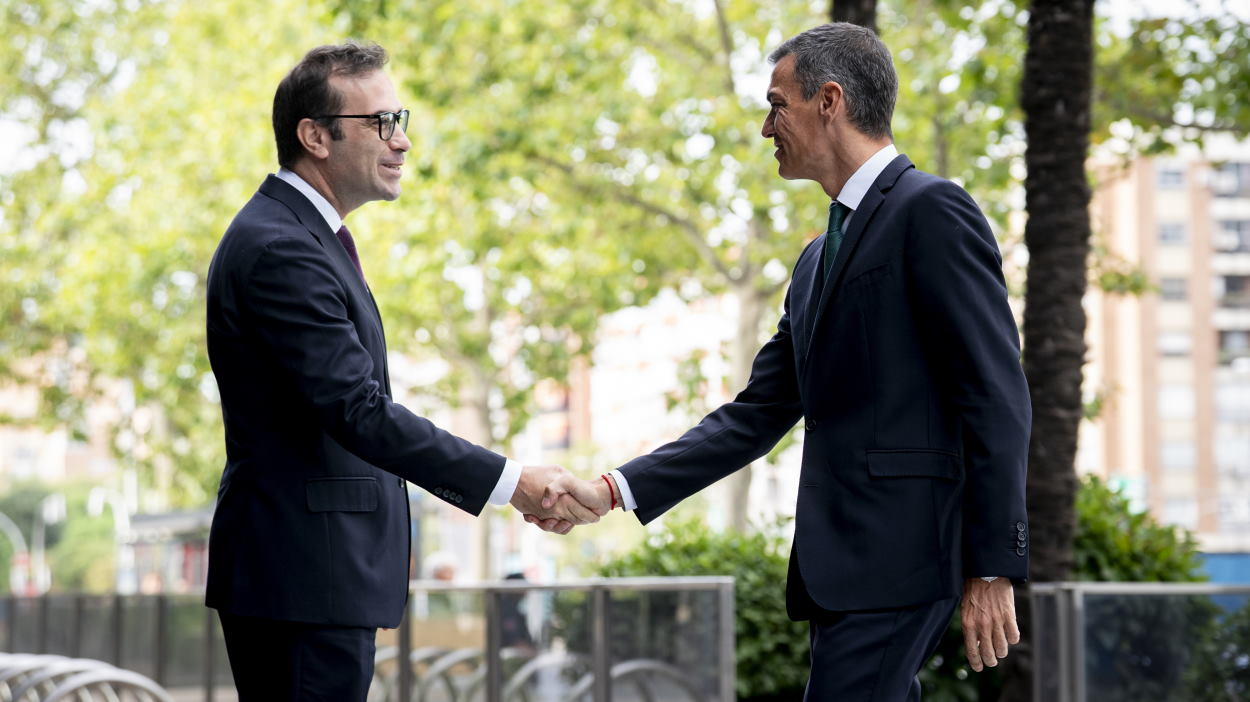 El ministro de Economía, Carlos Cuerpo, se estrecha la mano con el presidente del Gobierno, Pedro Sánchez. EP.