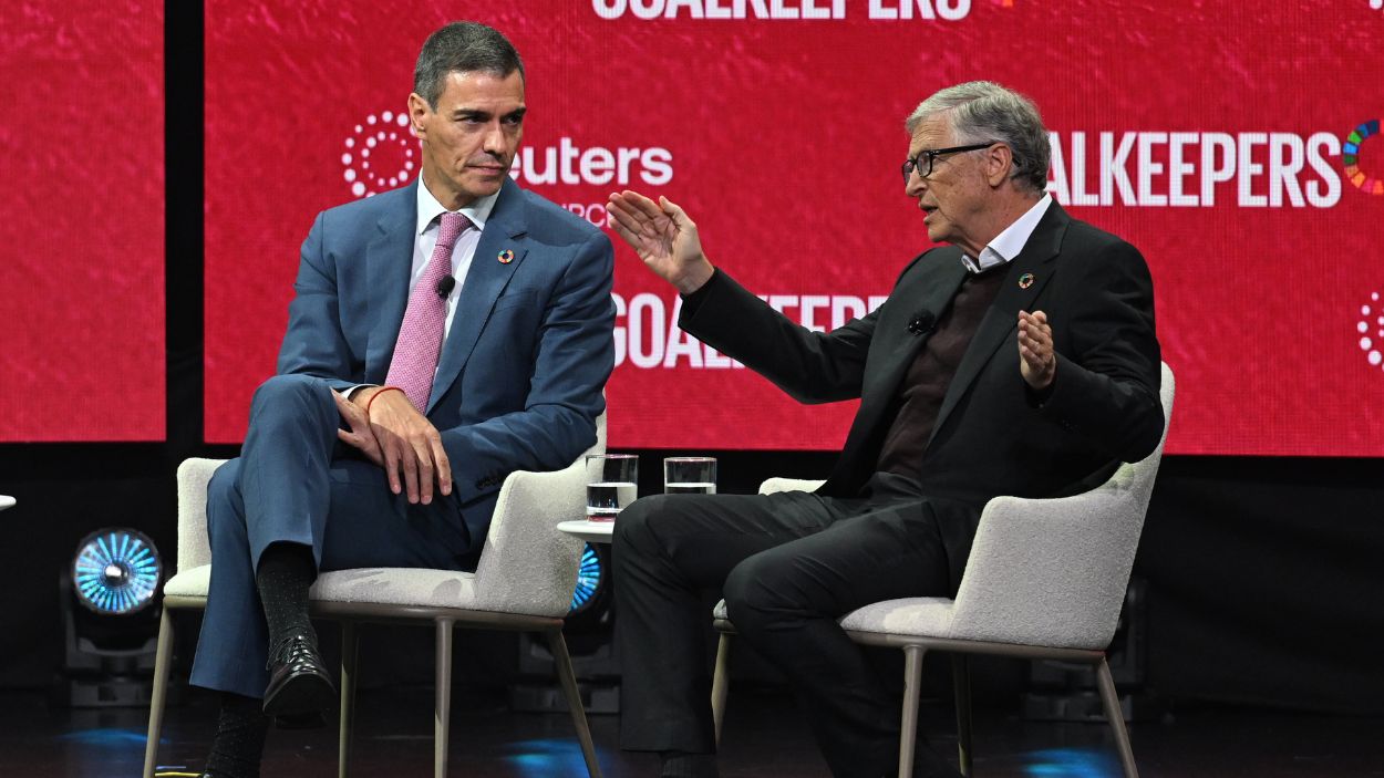 Pedro Sánchez junto a Billa Gates durante una charla en la que ha recibido el Premio Global Goalkeeper 2025. EP