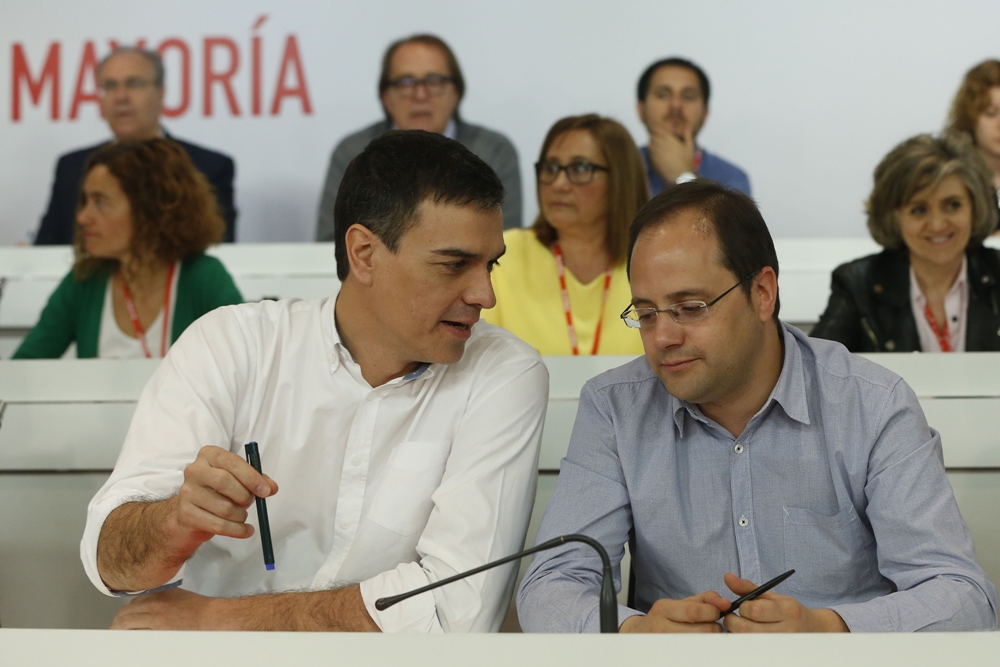 Pedro Sánchez conversa con César Luena. 