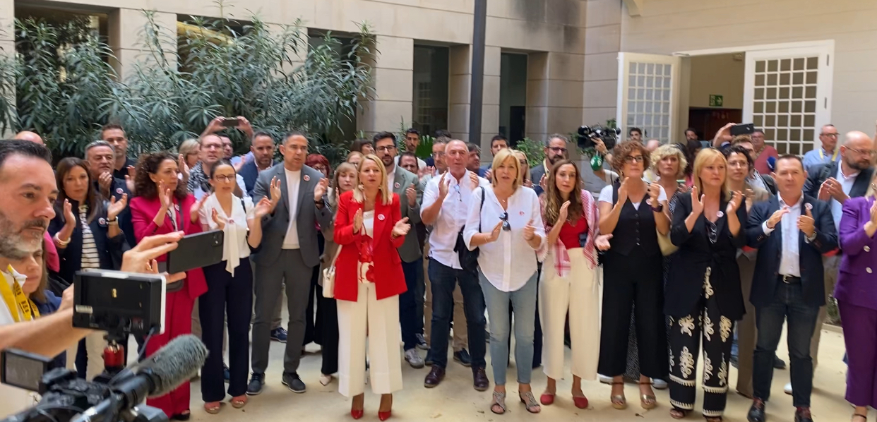 La oposición aplaude a las víctimas de la DANA tras abandonar el pleno.