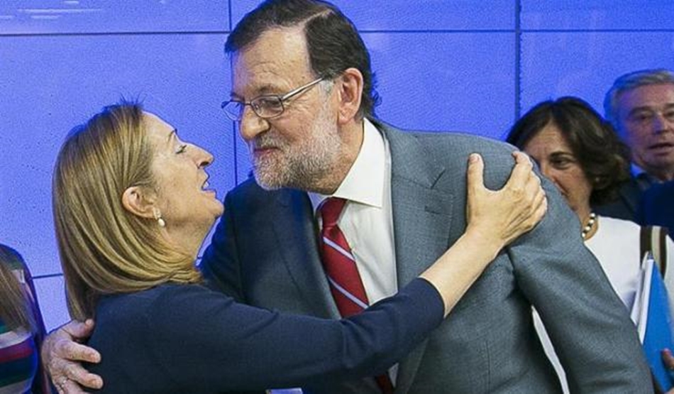 Ana Pastor, en una imagen de archivo con Rajoy, es presidenta gracias a los votos 'secretos' de los 'malvados independentistas'.
