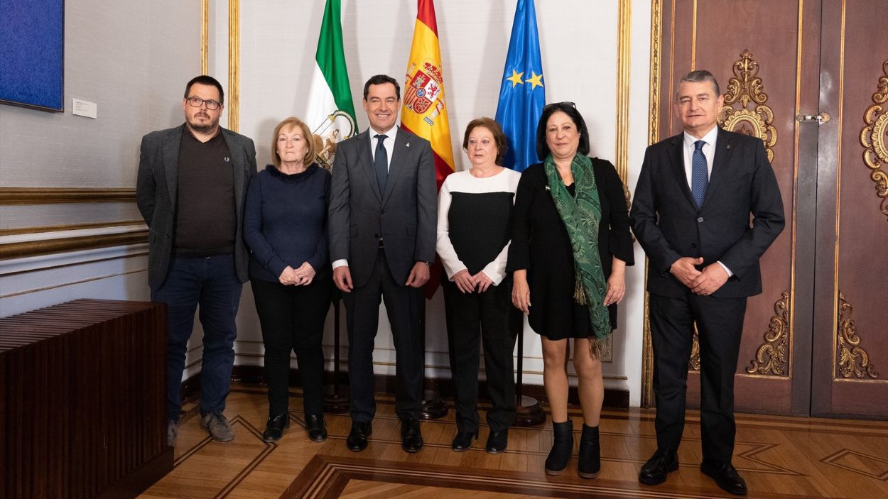 Moreno Bonilla y Antonio Sanz con la familia de García Caparrós