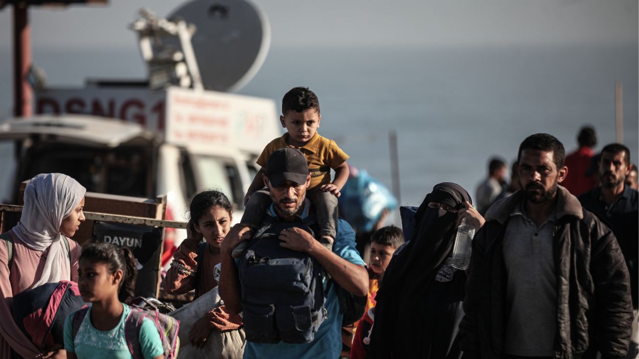 Familias en Gaza durante un traslado forzoso por los ataques israelíes en Nusairat, en septiembre de 2025. EP.