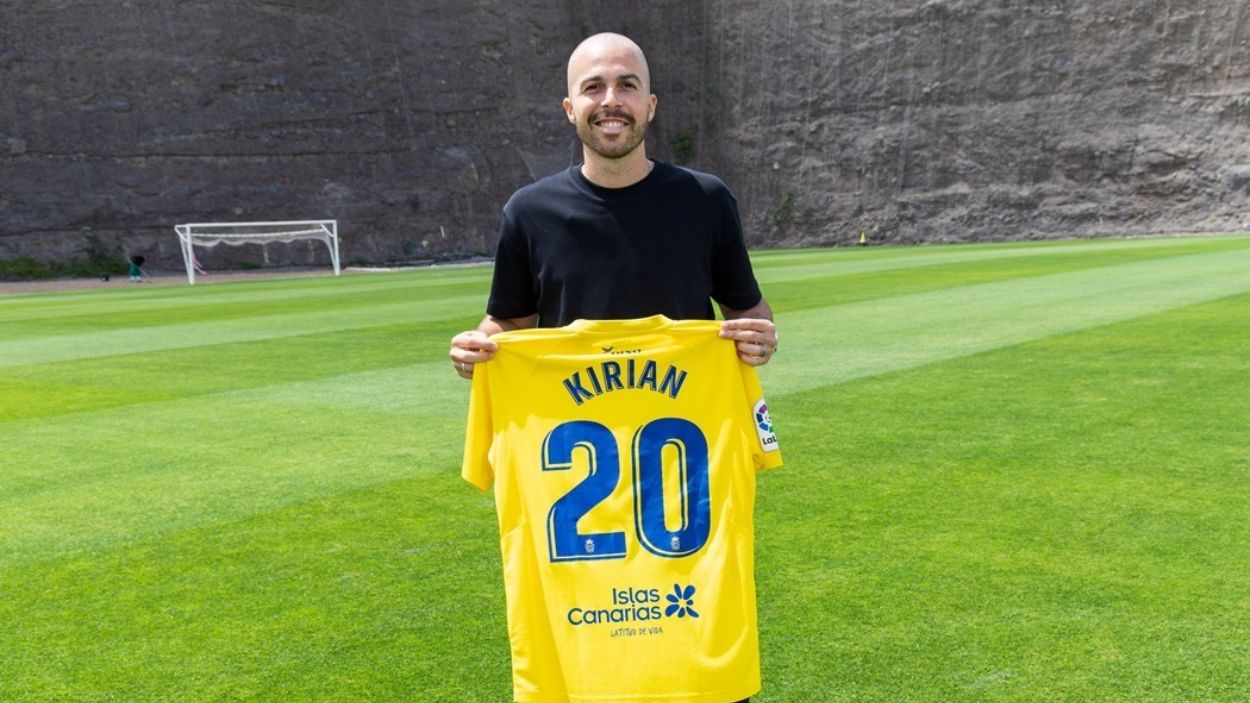 Kirian Rodríguez posa con la camiseta que ha donado al museo 'LEGENDS'. EP