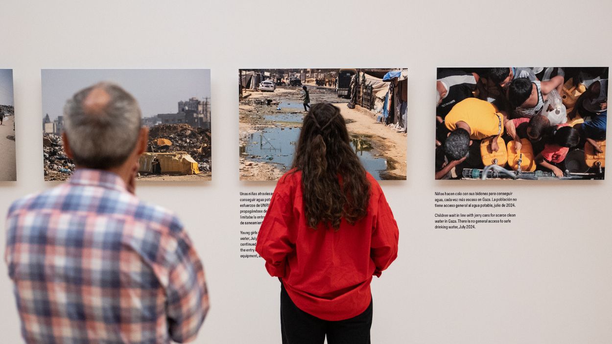 Varias personas ven las fotografías de la exposición ‘Gaza a través de sus ojos’, en el Museo Thyssen Bornemisza de Madrid. EP.
