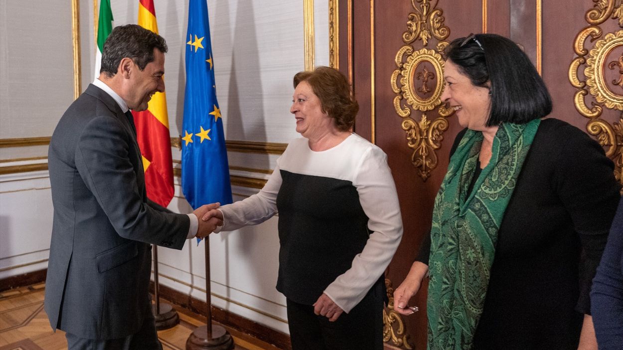 Moreno Bonilla recibe en San Telmo a la familia de Manuel García Caparrós / EP
