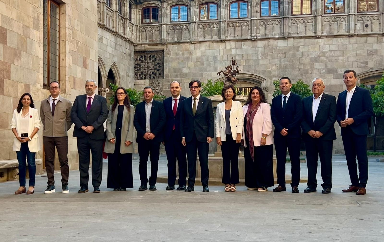 El presidente de la Generalitat, Salvador Illa, junto a otros miembros del Govern y representantes de consejos comarcales. EP