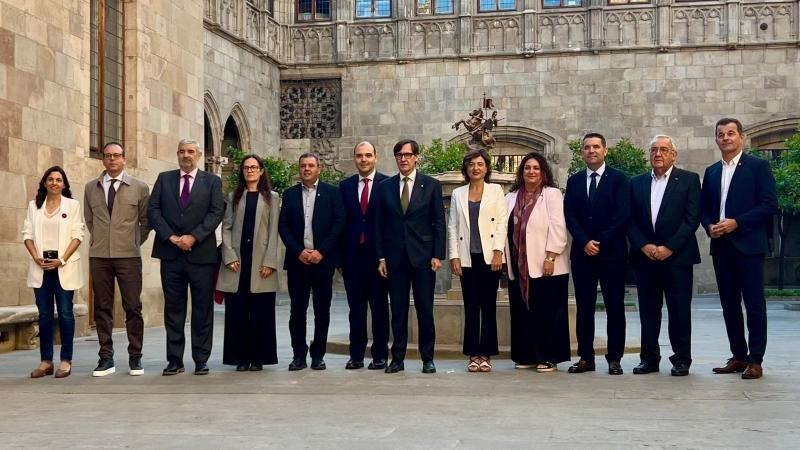 El presidente de la Generalitat, Salvador Illa, junto a otros miembros del Govern y representantes de consejos comarcales. EP