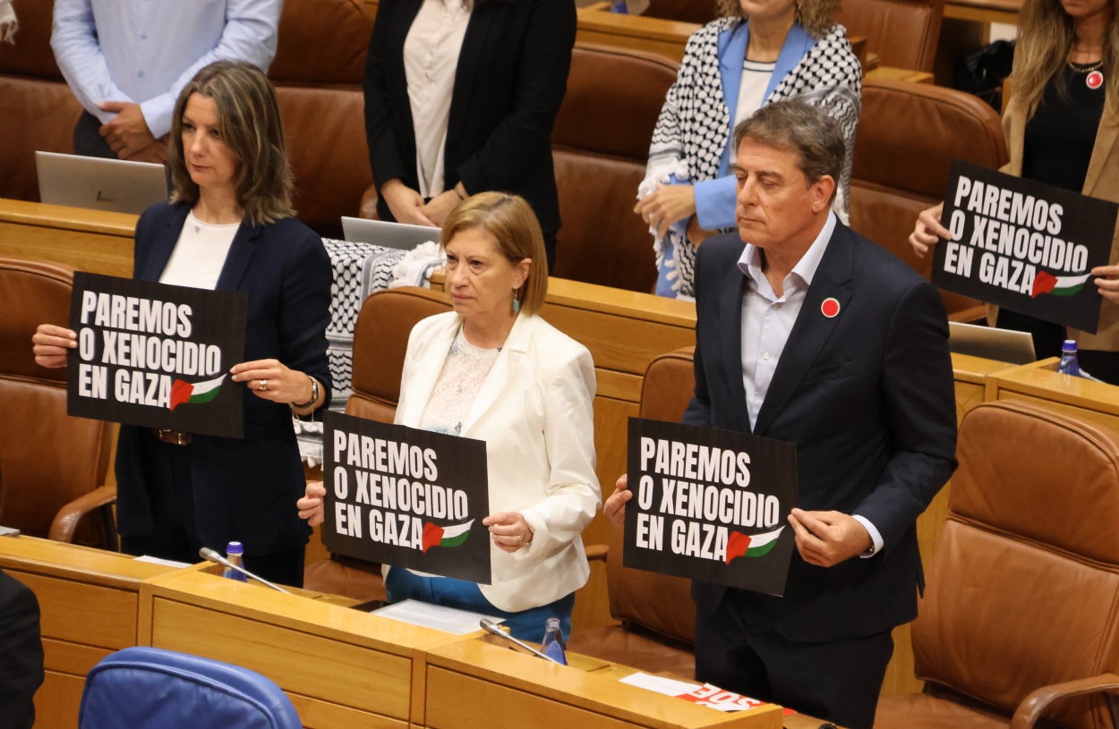 Imagen del minuto de silencio de esta mañana en el Parlamento gallego (Foto: PSdeG).